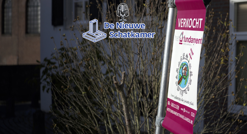 Verkocht-bord in de voortuin van een woning, met logo van de De Nieuwe Schatkamer podcast over de woningmarkt.