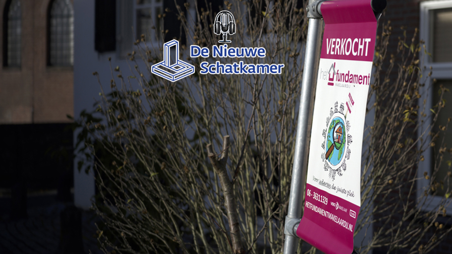 Verkocht-bord in de voortuin van een woning, met logo van de De Nieuwe Schatkamer podcast over de woningmarkt.