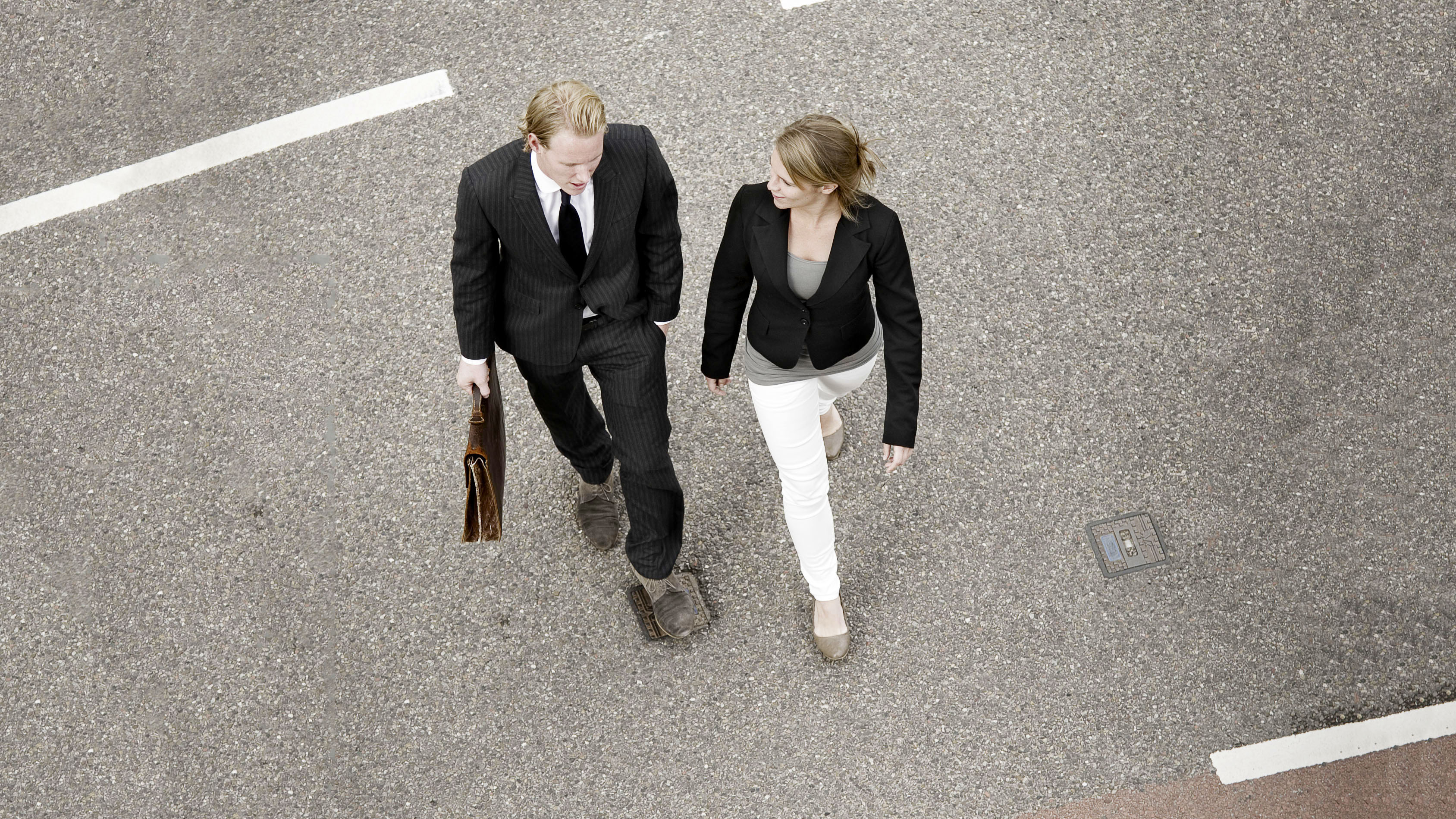 Zakelijke relaties steken samen de weg over