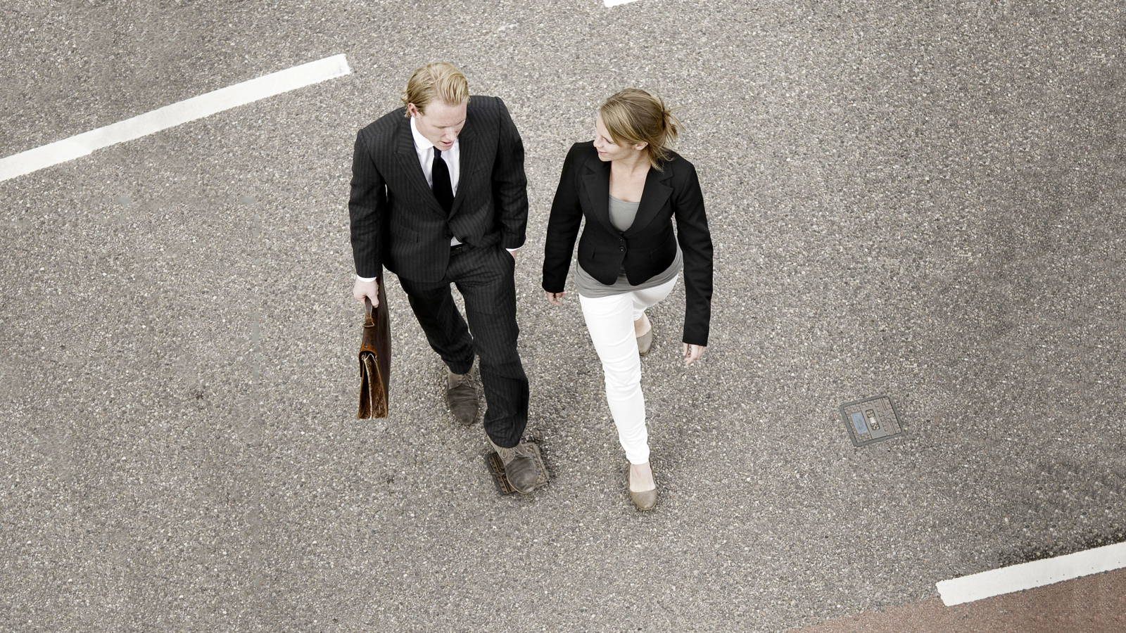 Zakelijke relaties steken samen de weg over