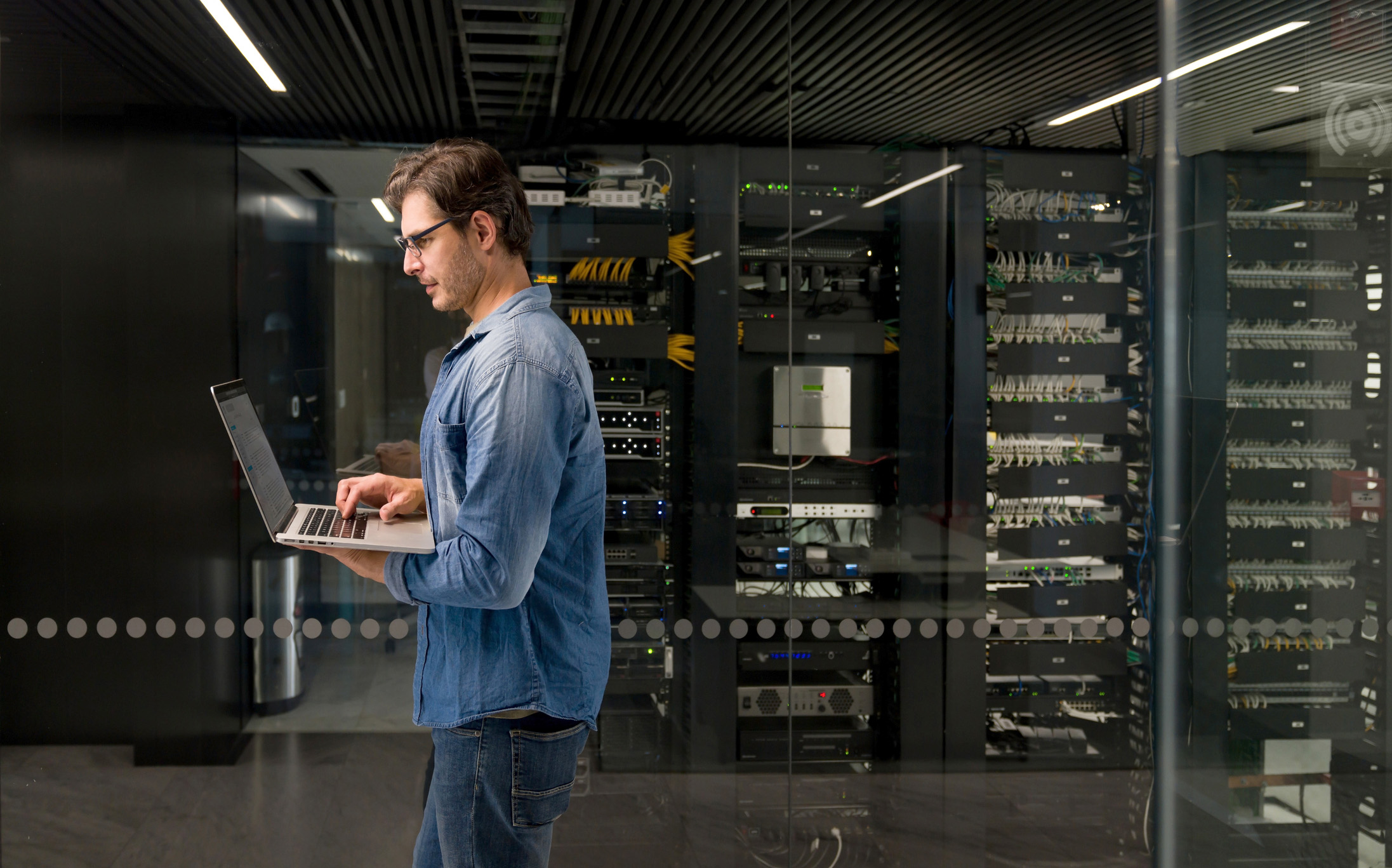 IT technicus fixed een probleem op een netwerk server in een kantoorgebouw 