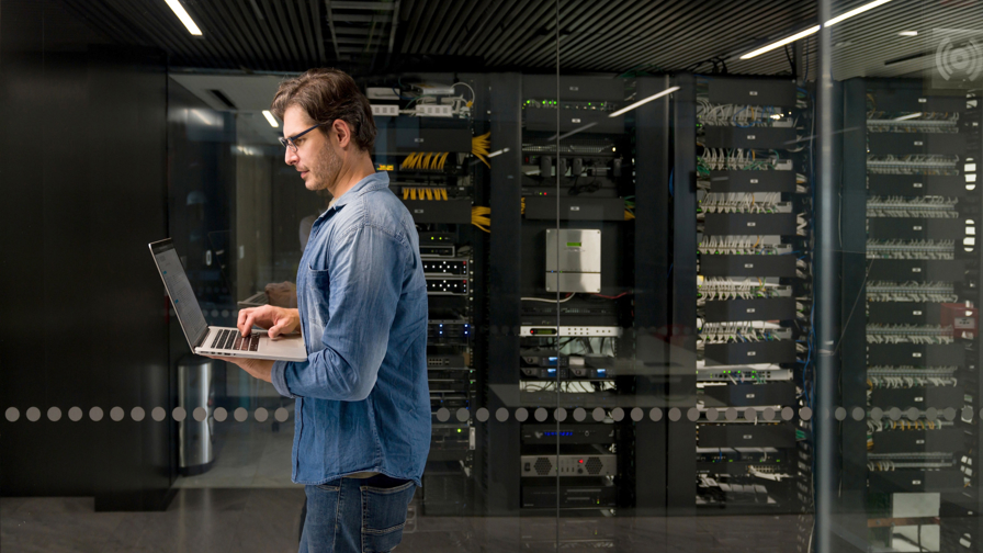 IT technicus fixed een probleem op een netwerk server in een kantoorgebouw 