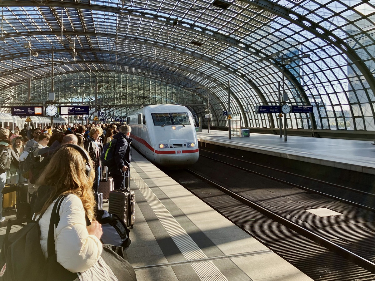 Intercity Express van Deutsche Bahn op het hoofdstation van Berlijn