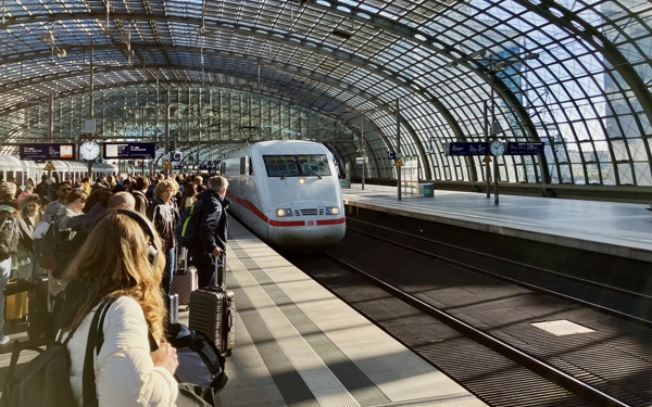 Intercity Express van Deutsche Bahn op het hoofdstation van Berlijn