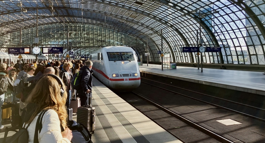 Intercity Express van Deutsche Bahn op het hoofdstation van Berlijn