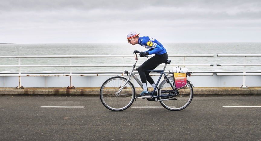 Fietsen tegen de wind
