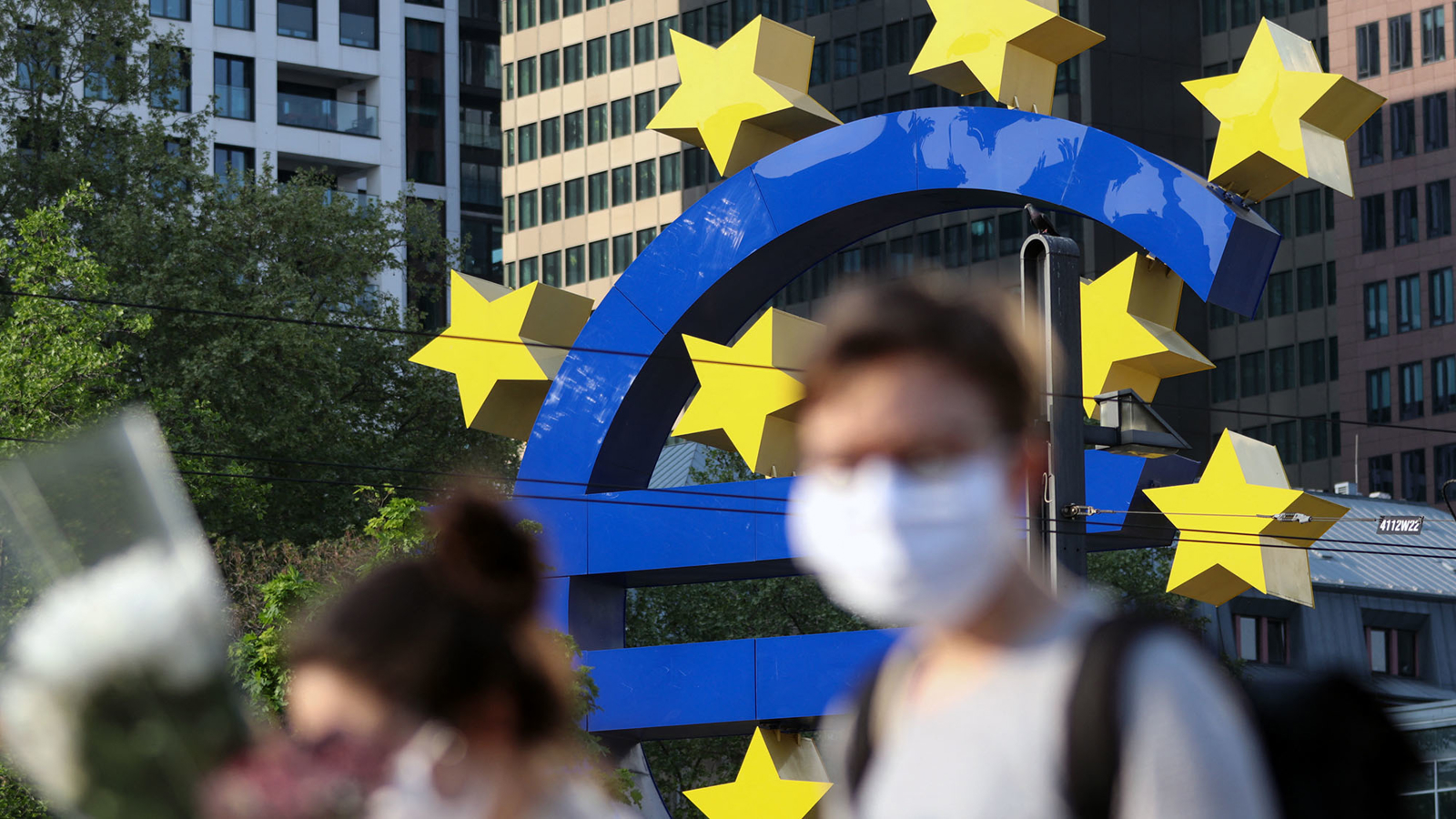 ECB logo en lopende man met mondkapje