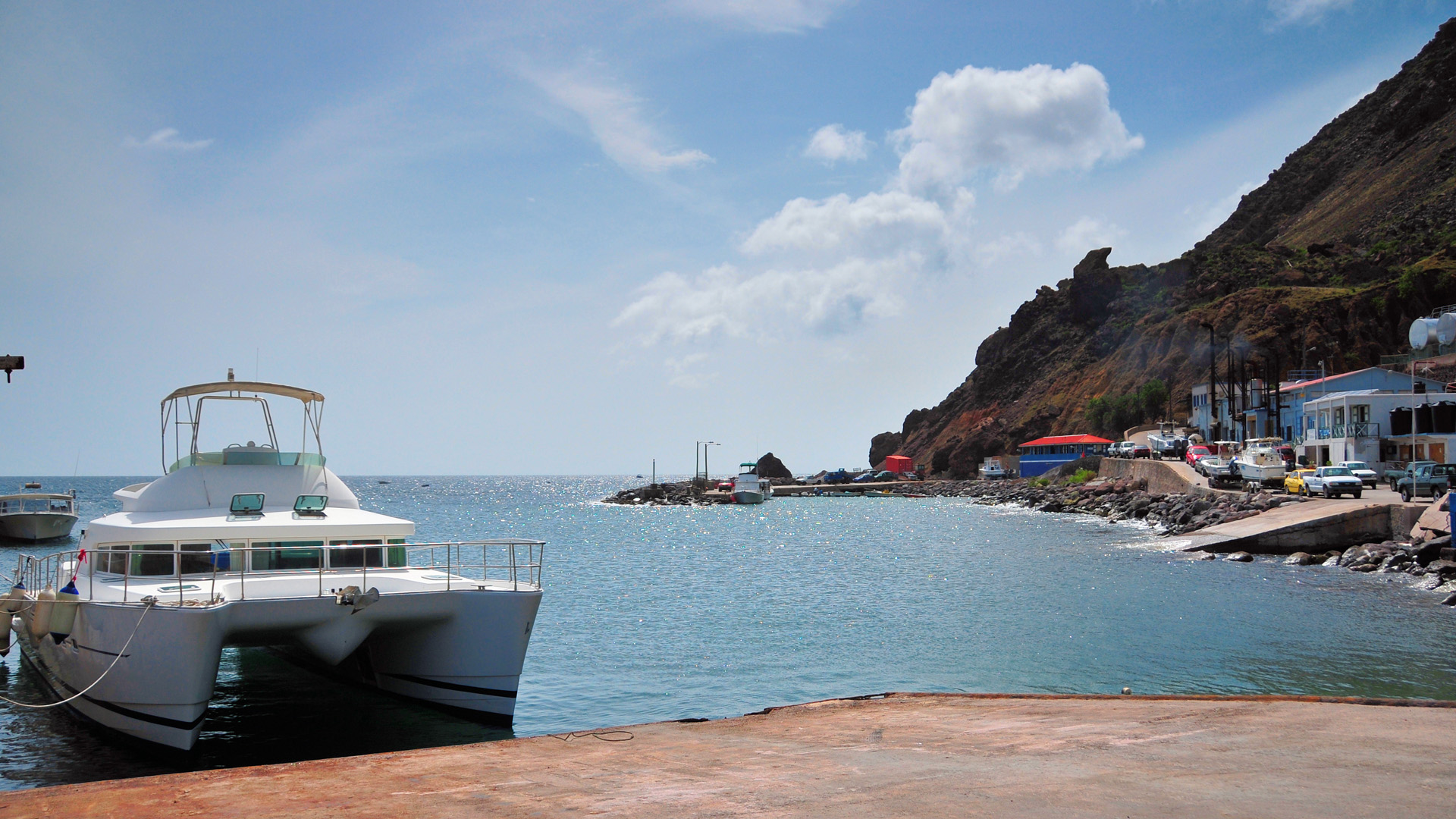 Fort Bay op Saba met haven en omliggende bergen