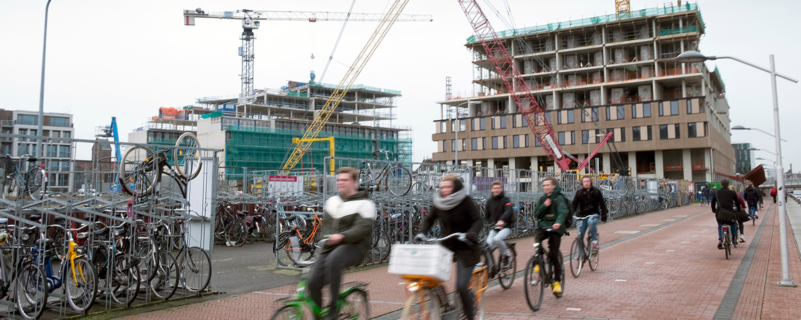 Fietsers en gebouw onder constructie