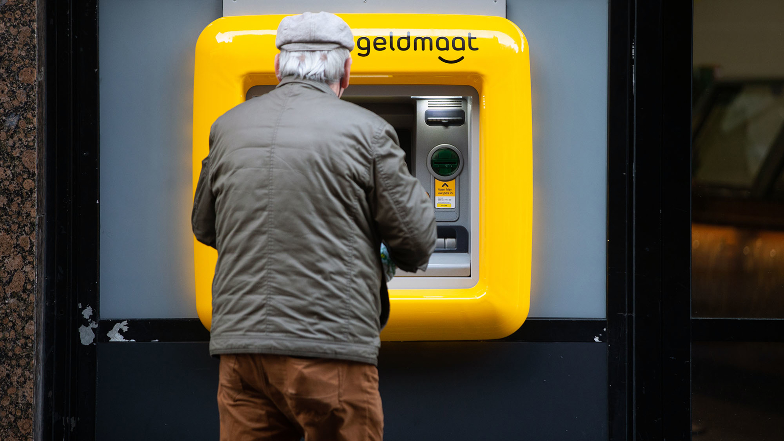 Senior bij geldautomaat