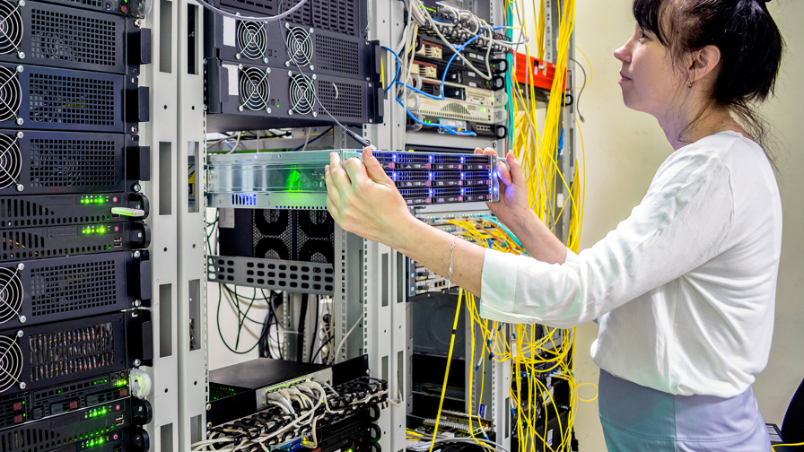 Vrouw die een lade haalt uit een technische kast