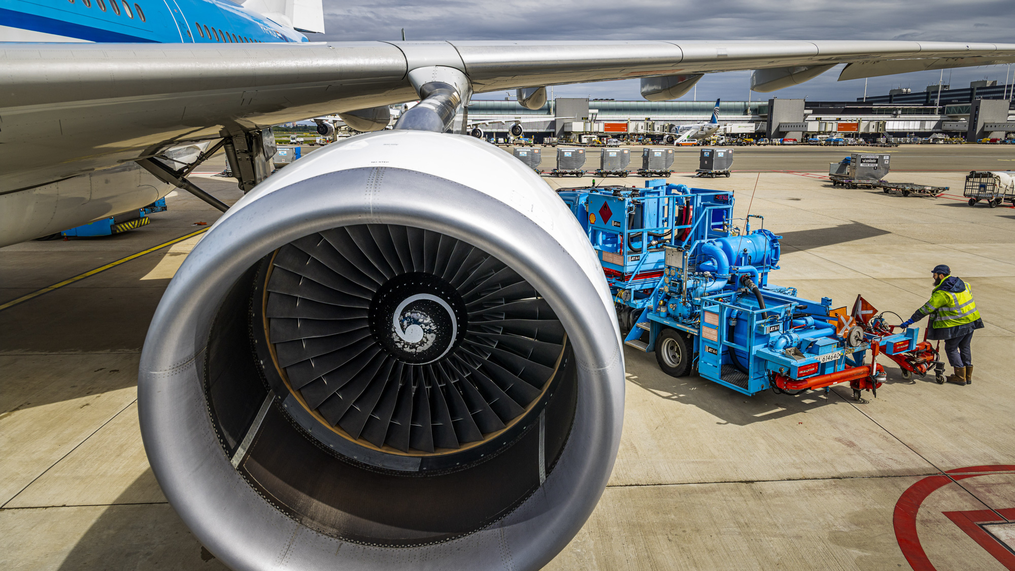 Een KLM vliegtuig wordt met kerosine getankt voor vertrek op de luchthaven Amsterdam.