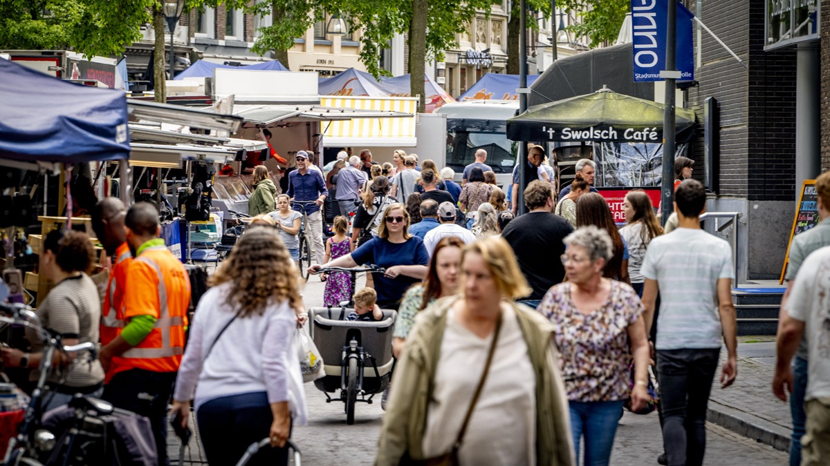 Mensen winkelen in Zwolle