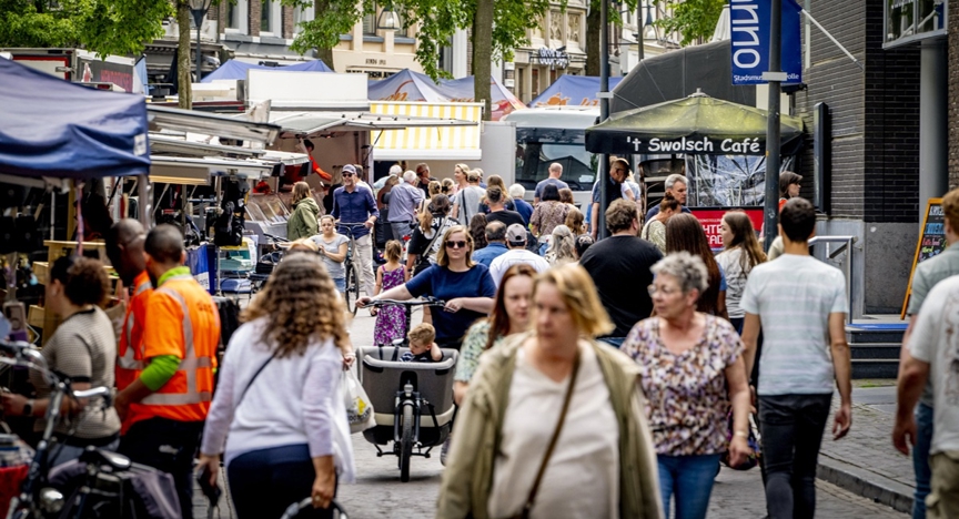 Mensen winkelen in Zwolle