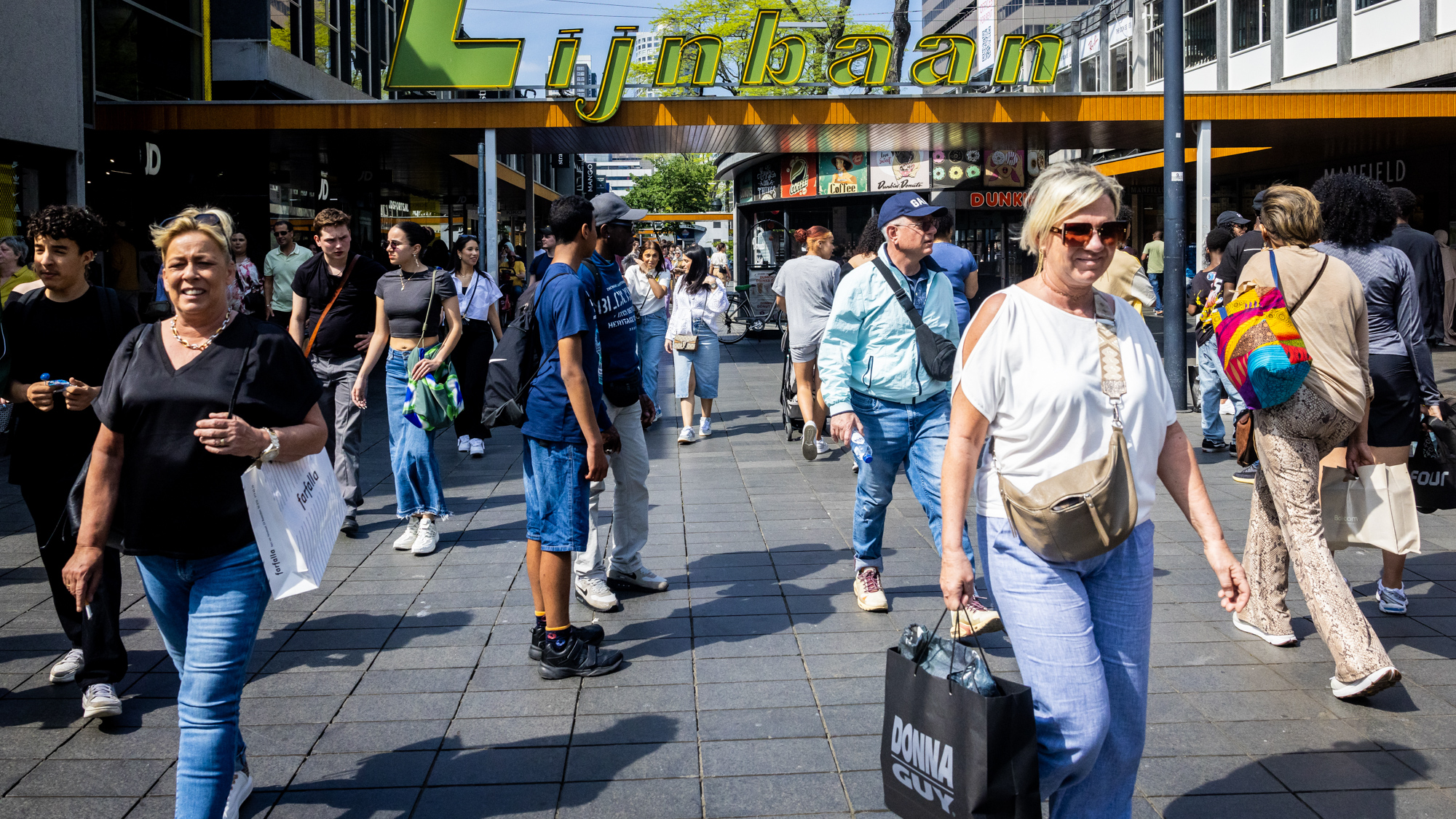 Mensen winkelen op de Lijnbaan in Rotterdam