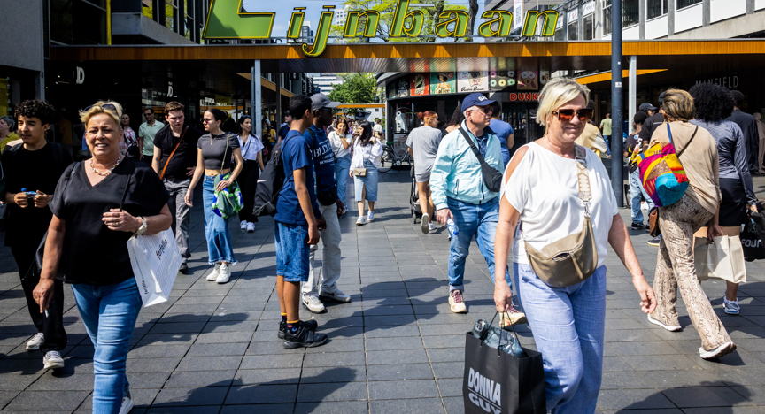 Mensen winkelen op de Lijnbaan in Rotterdam