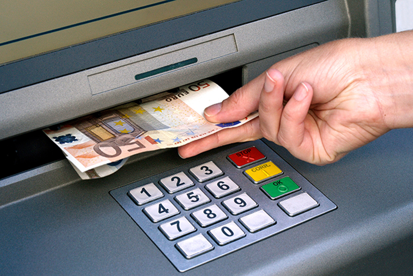 Vijftig euro wordt gepind bij geldautomaat