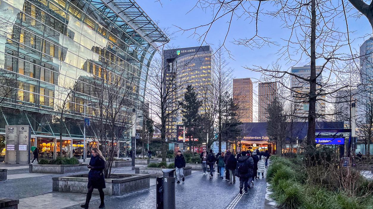 Langslopend publiek op de Zuid As.