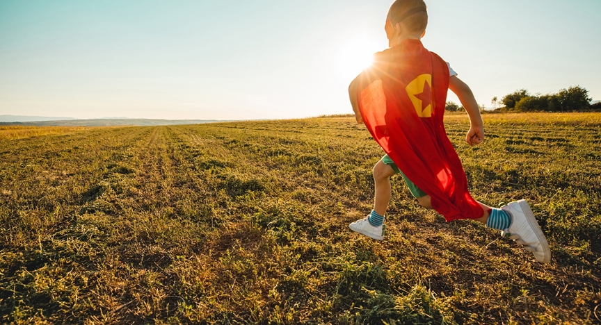 Jongen rent met vlag op zijn rug