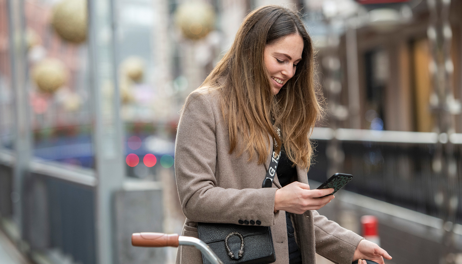 Vrouw met telefoon in hand