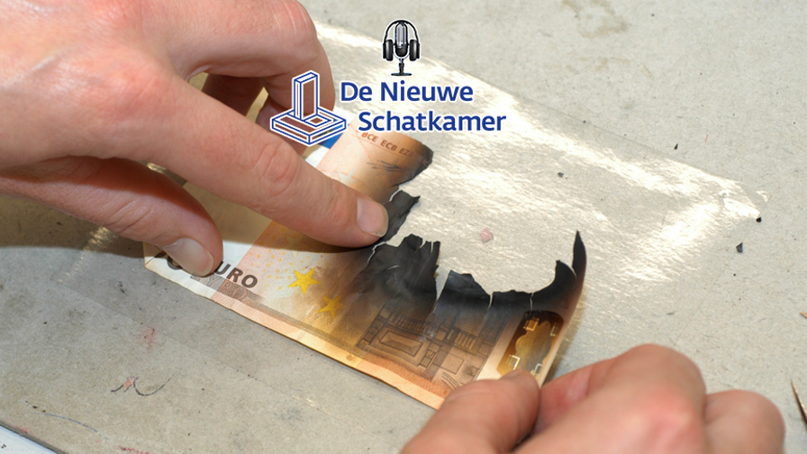 Een persoon houdt een gedeeltelijk verbrande eurobiljet vast; het biljet is aan de rechterkant zwartgeblakerd en beschadigd. Bovenaan staat het podcast logo van "De Nieuwe Schatkamer" met een microfoon en een schatkist.