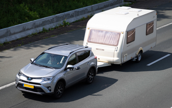 Nederlandse auto met caravan op vakantie