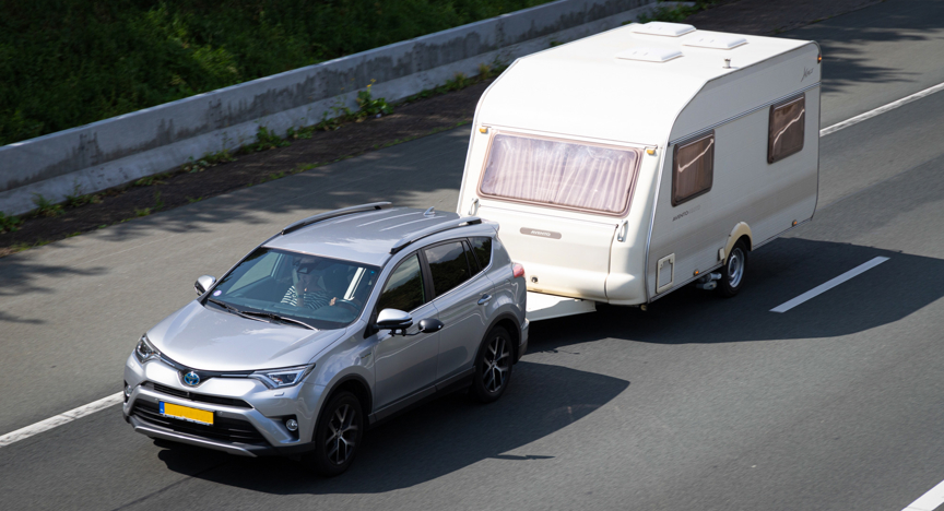 Nederlandse auto met caravan op vakantie