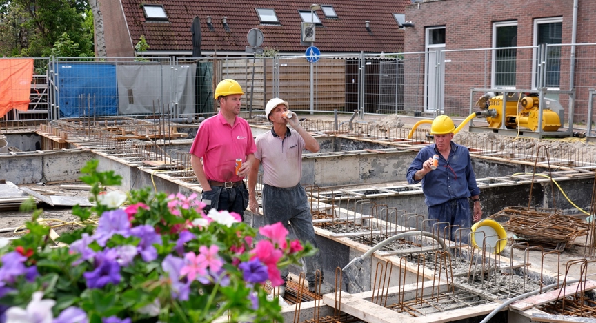 Storten beton bij nieuwbouwproject woningen