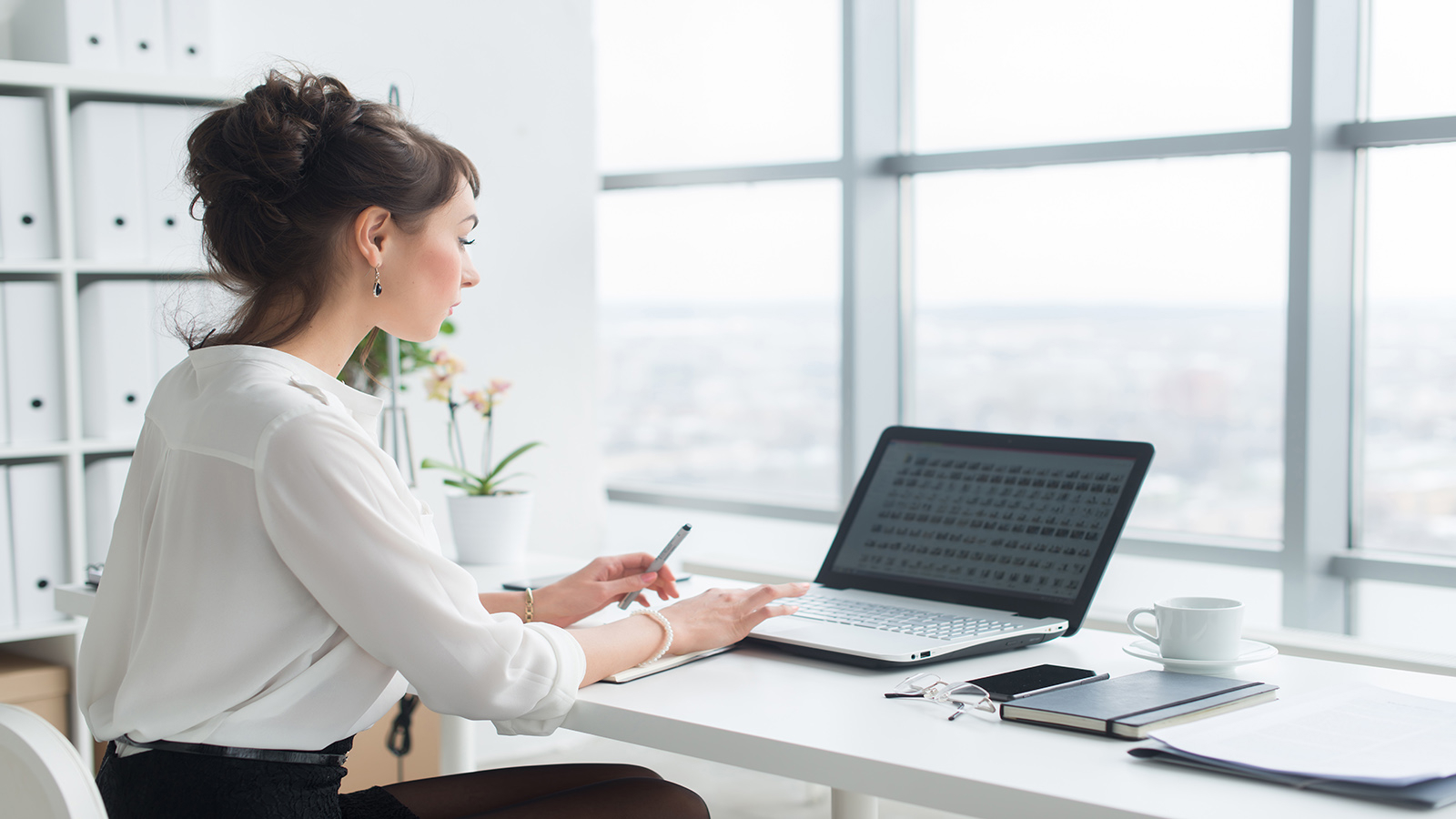 Vrouw achter laptop