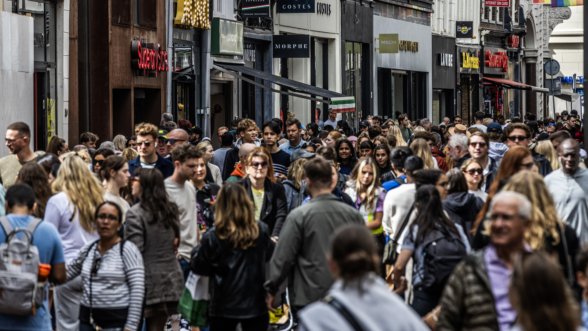 Winkelende mensen in de Kalverstraat, Amsterdam