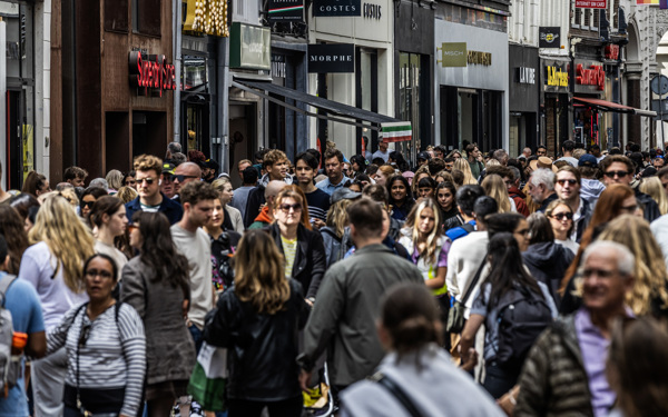 Winkelende mensen in de Kalverstraat, Amsterdam