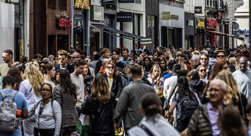 Winkelende mensen in de Kalverstraat, Amsterdam