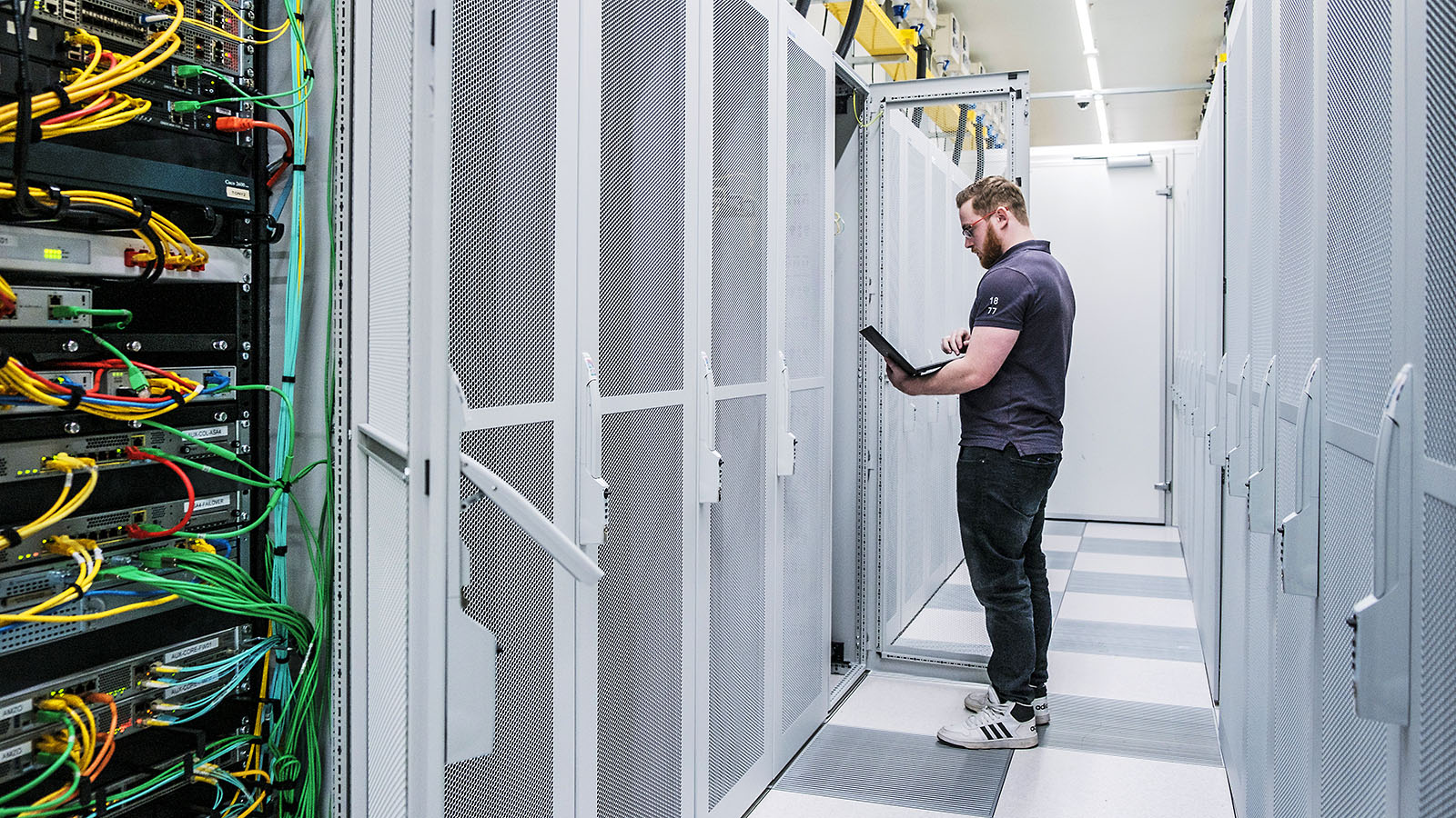 Man in datacentrum