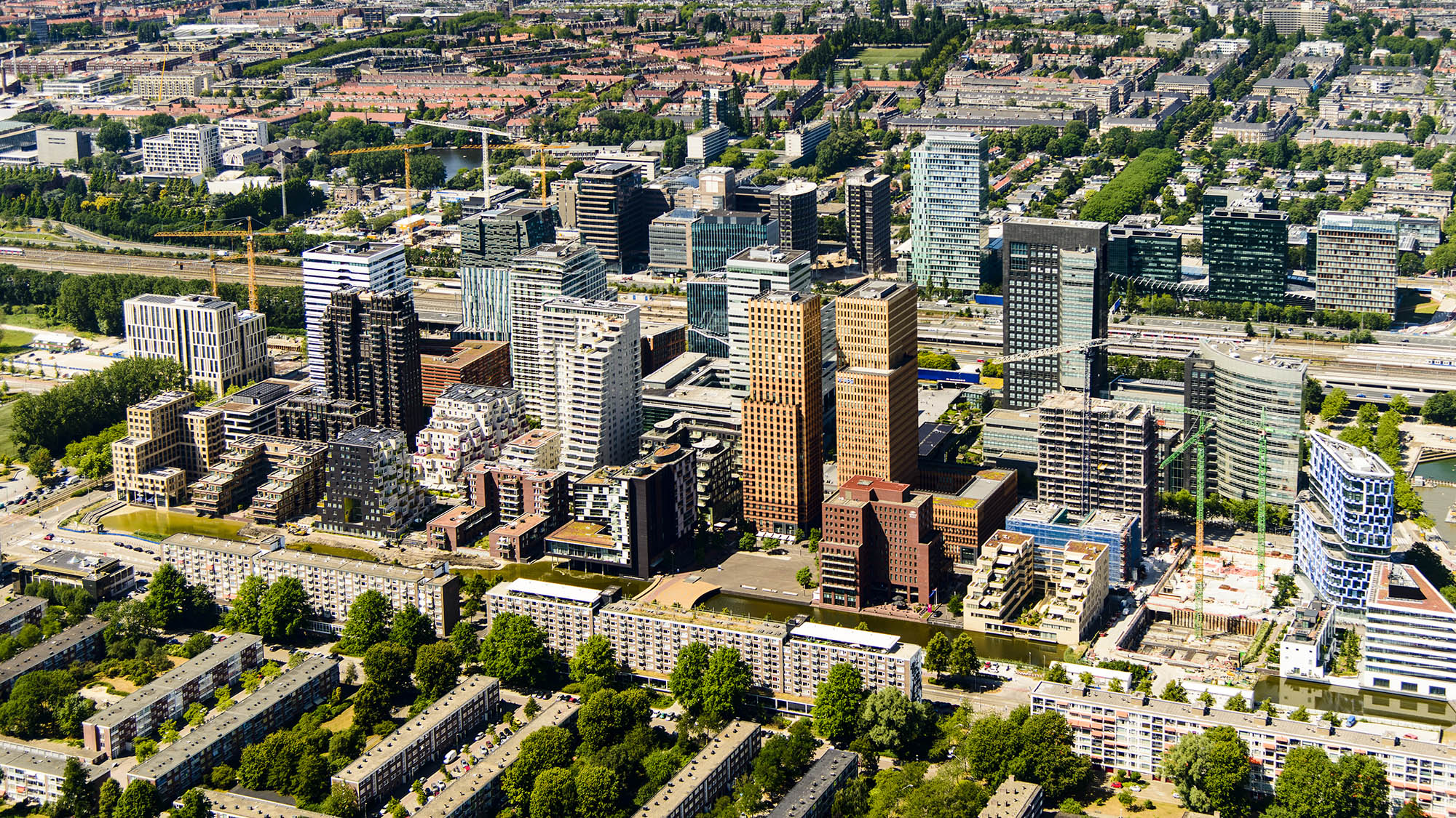Bedrijvenpark van boven gefotografeerd