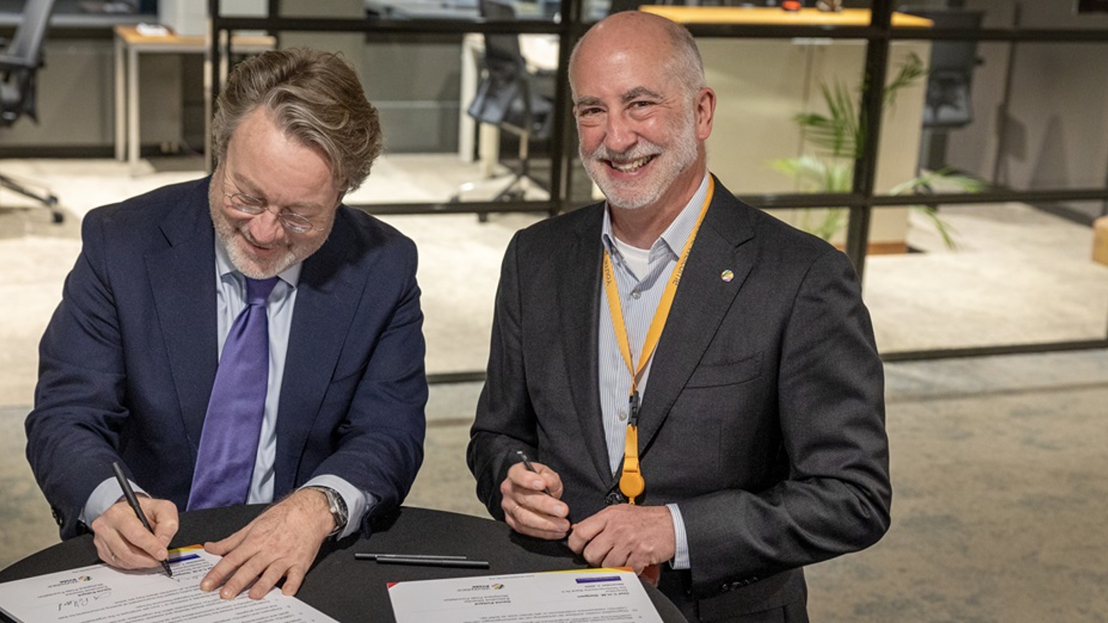 Olaf Sleijpen (DNB) en David Pollard (Executive Director van Workplace Pride)