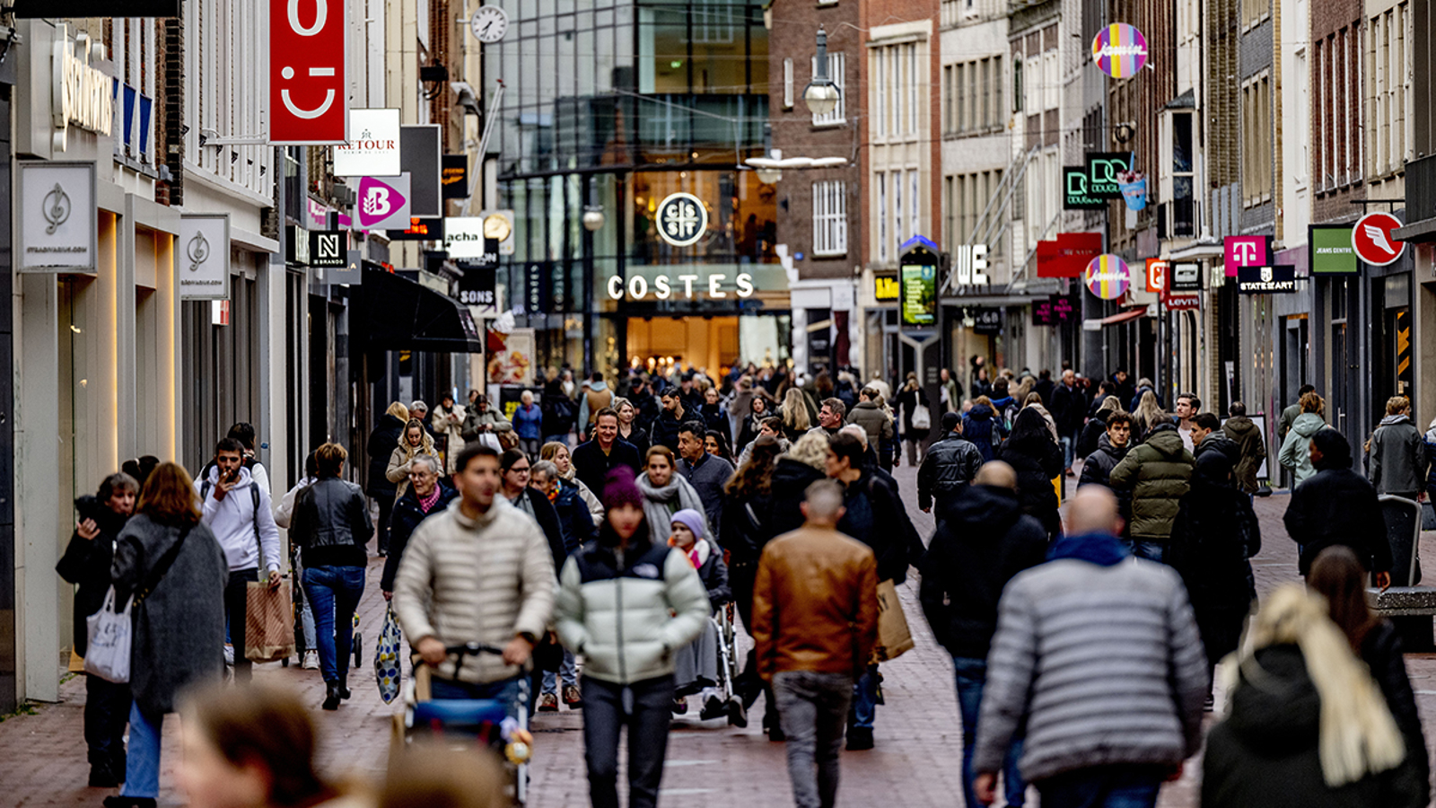 Grote drukte in winkelstraat ondanks de hoge prijzen door inflatie