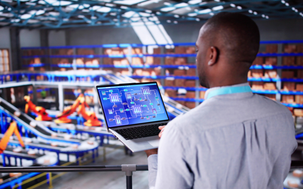 Man achter scherm bij productieproces.