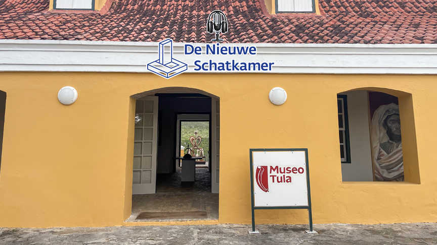 De ingang van het Tula museum. Bovenaan staat het podcast logo van "De Nieuwe Schatkamer" met een microfoon en een schatkist.