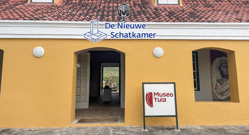 De ingang van het Tula museum. Bovenaan staat het podcast logo van "De Nieuwe Schatkamer" met een microfoon en een schatkist.