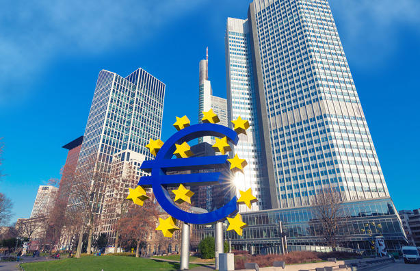 De ECB in Frankfurt met het eurologo in het midden