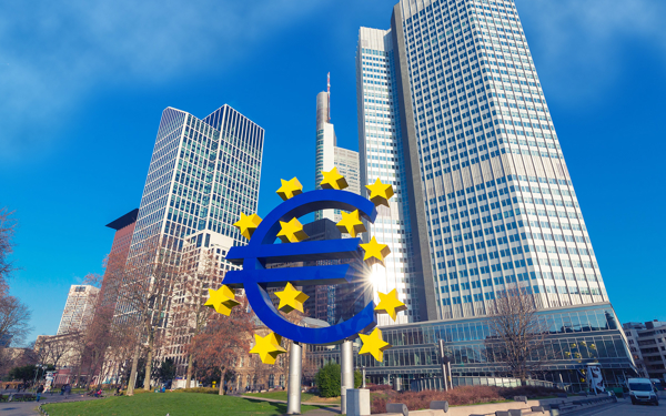 De ECB in Frankfurt met het eurologo in het midden