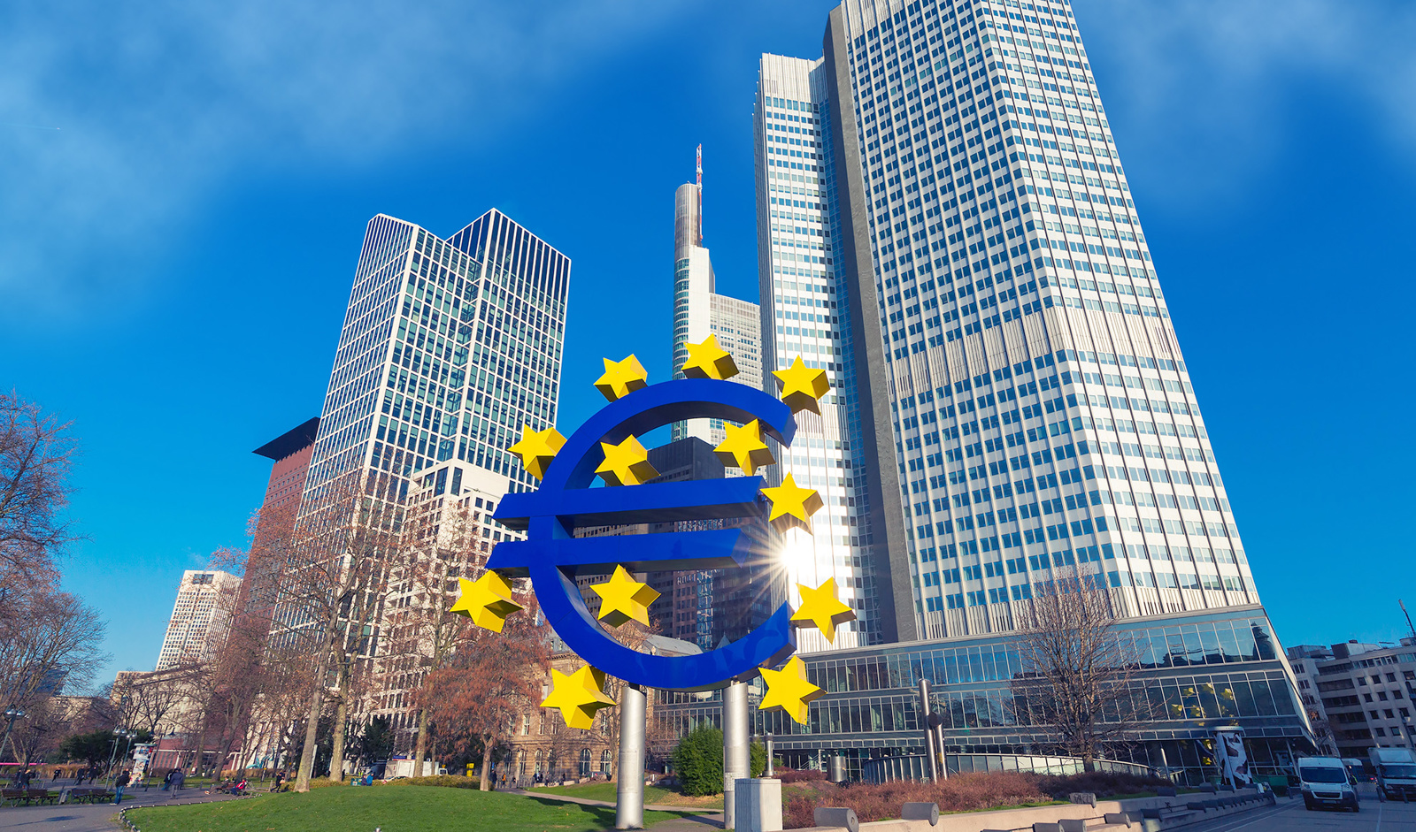 De ECB in Frankfurt met het eurologo in het midden