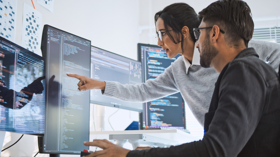 Twee mensen die werken in de Amerikaanse tech-sector.