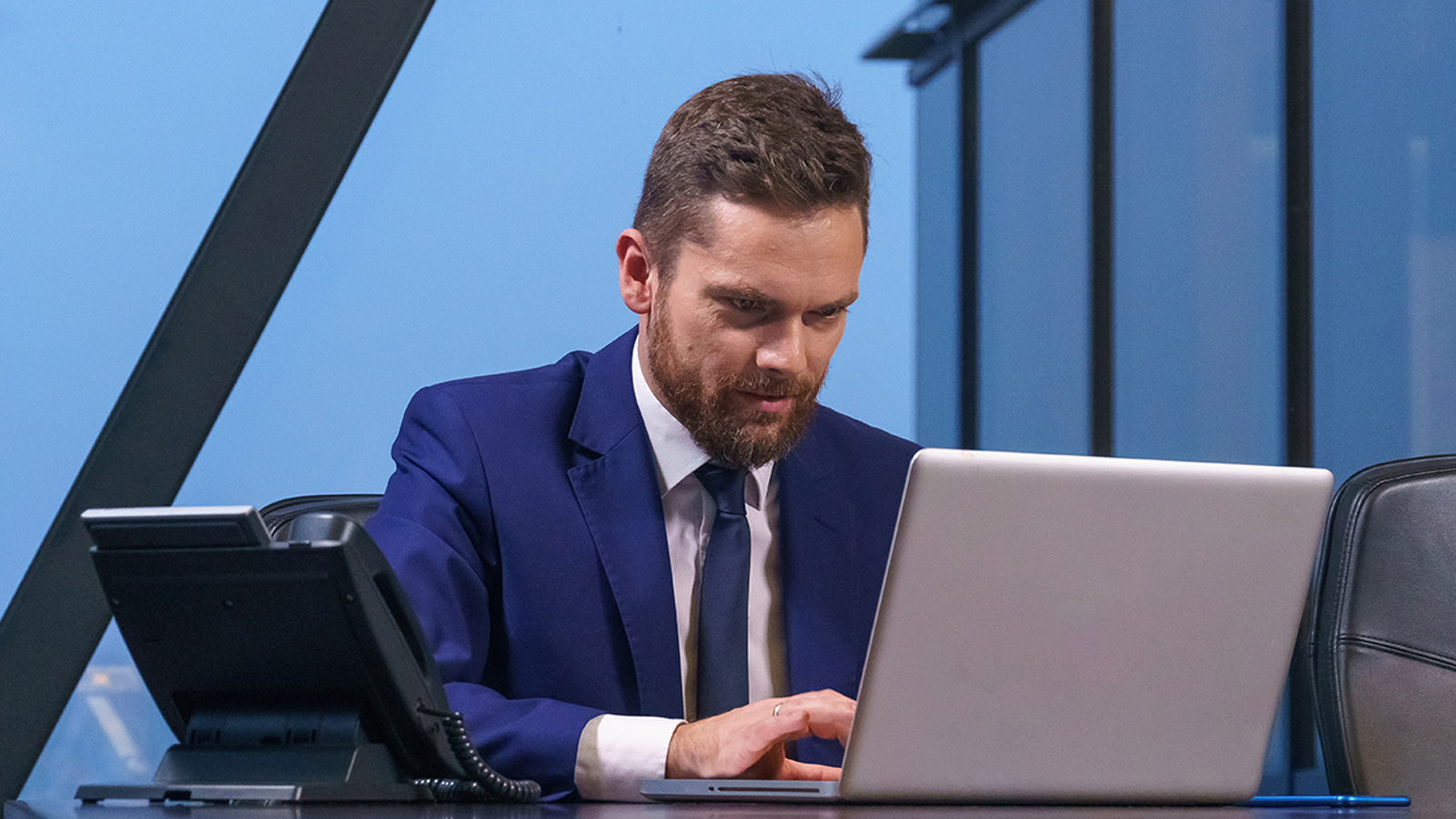 Man achter beeldscherm en telefoon