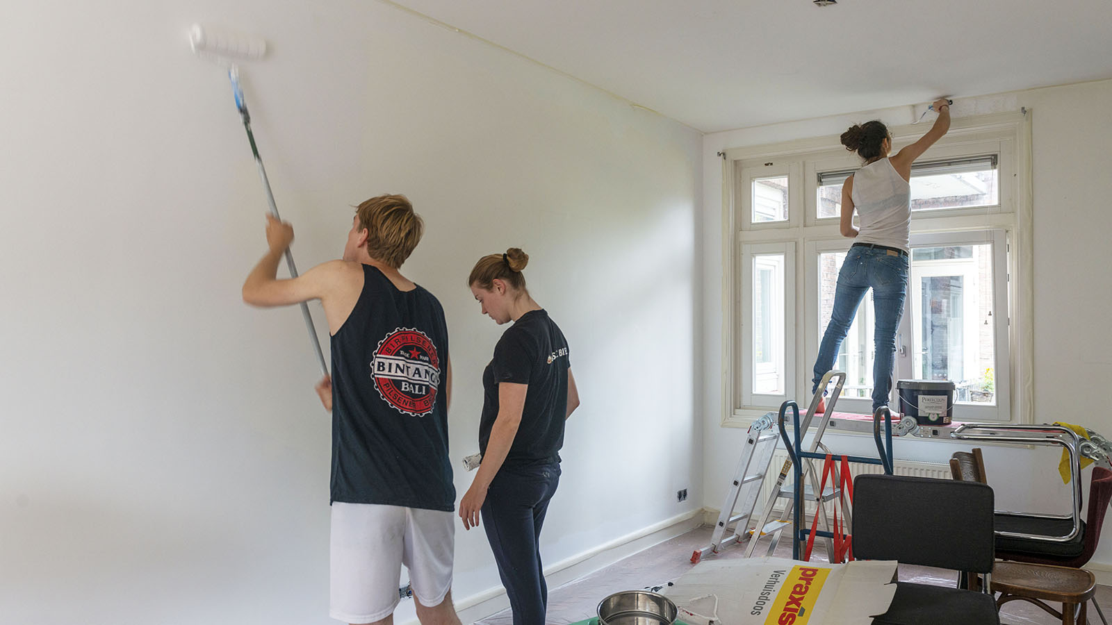 Mensen knappen hun huis op
