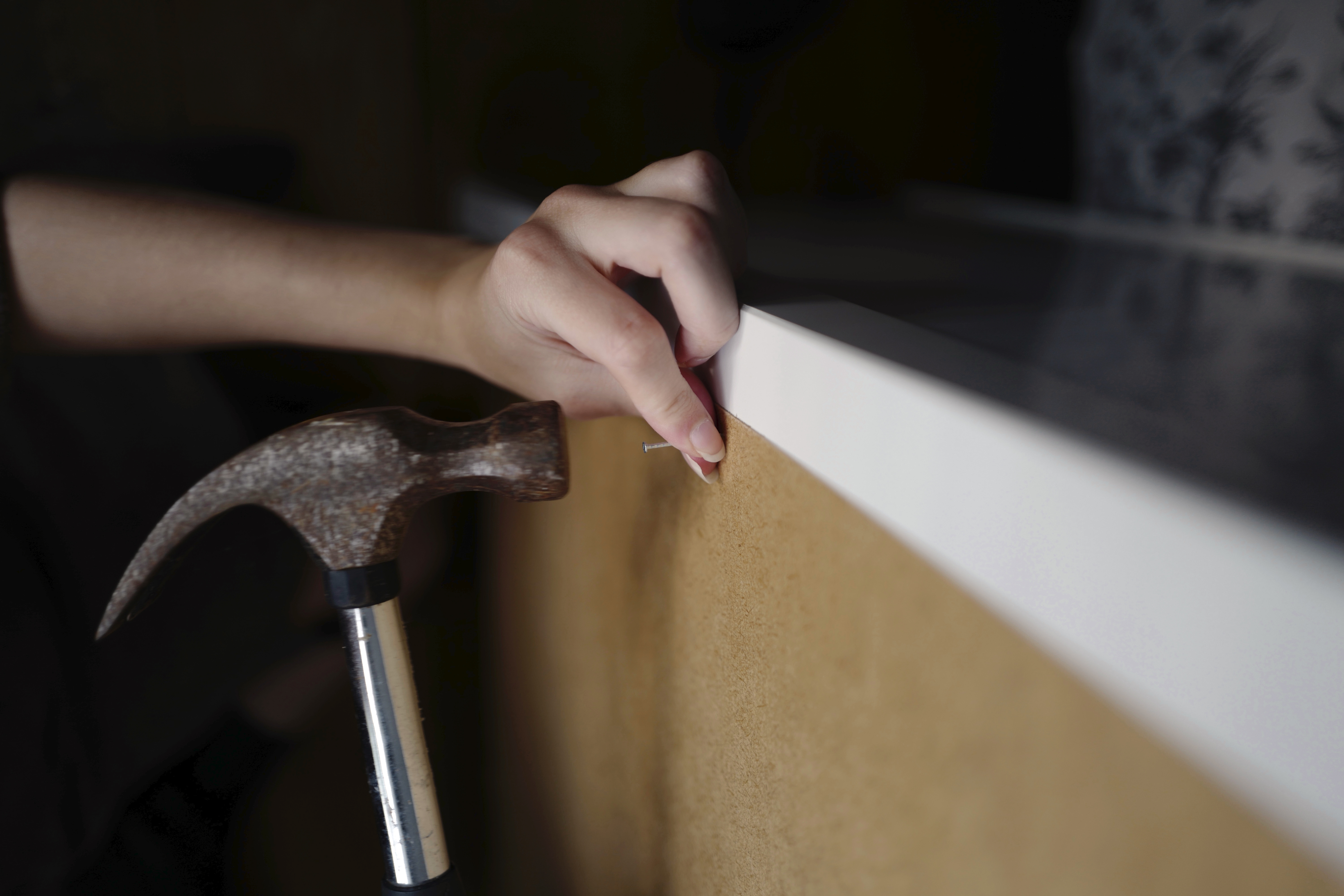 Reparatie met hamer en spijker