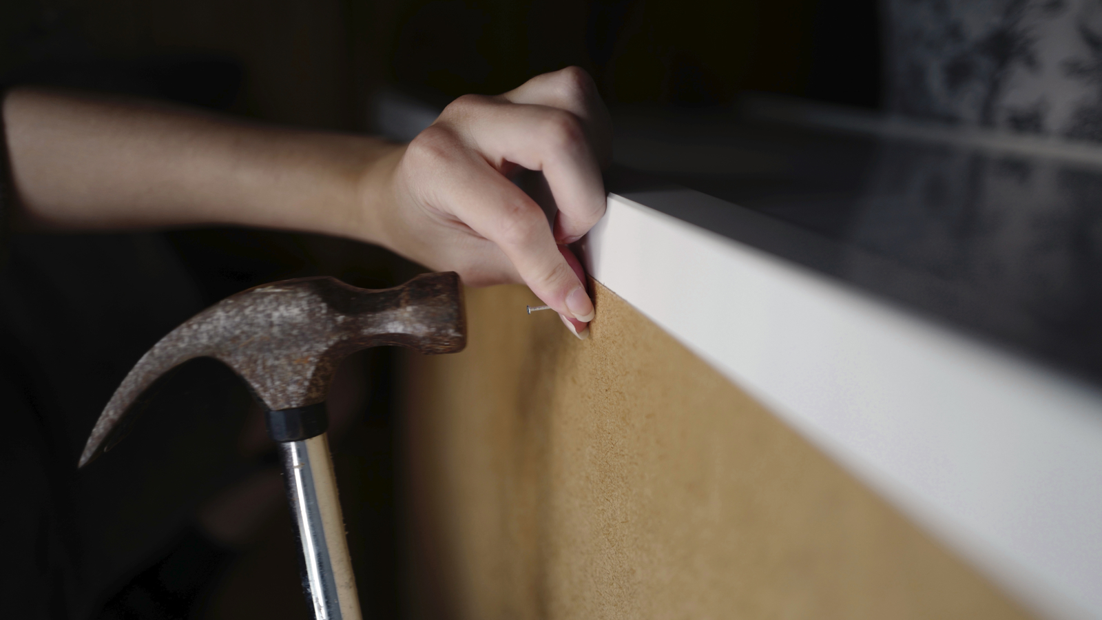 Reparatie met hamer en spijker