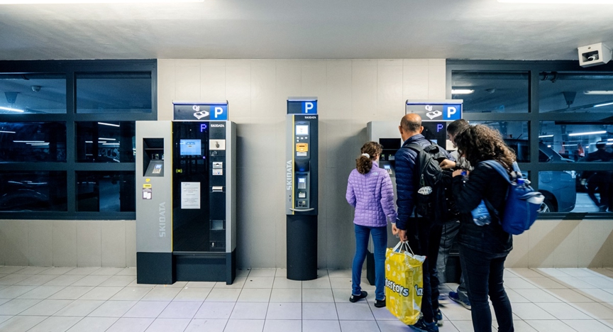 Mensen in de rij voor parkeerautomaat