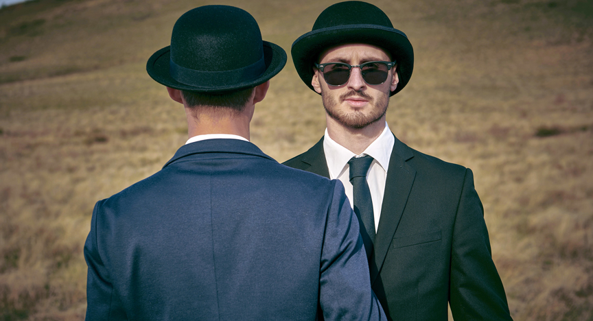 Twee mannen in pak met hoed