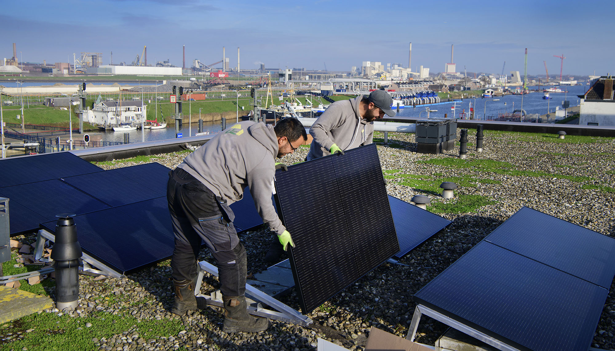 Zonnepanelen worden aangelegd